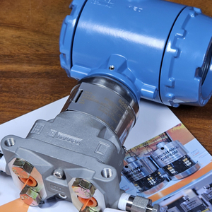 Измеритель массового расхода и плотности Кориолиса Emerson/Rosemount Micro Motion ELITE Peak Performance/CMF010H Расходомер Кориолиса, высокая точность и высокое давление, 1/10 дюйма (DN2) C22