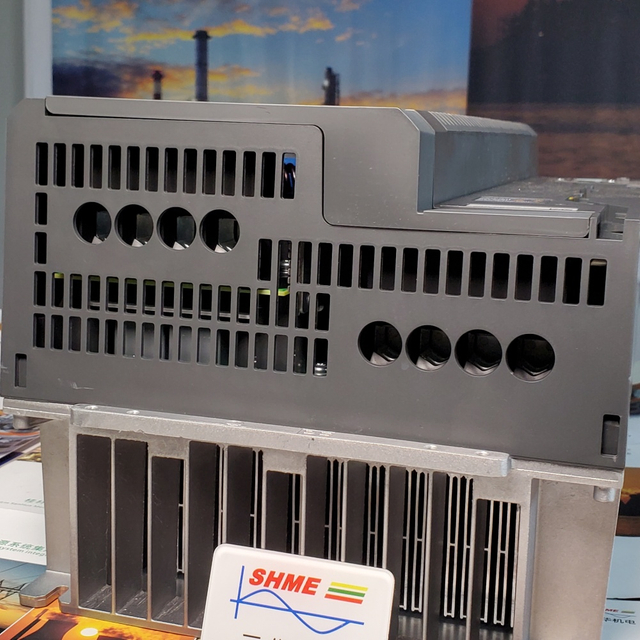 Инвертор Siemens/SINAMICS V20/7,5 кВт трехфазный 380–480 В/6SL3210-5BE31-1UV1/6SL3210-5BE31-8UV1