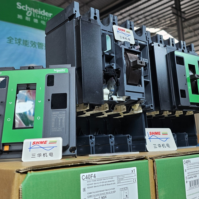 Инвертор Schneider / Сервопривод Altivar Machine / LXM32M07C4E2 / LXM32M15C4E2