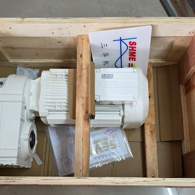 SEW/Рядный винтовой мотор-редуктор/R67/R77